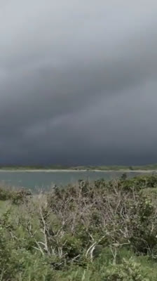 El equipo se prepara para evacuar la isla Augustine por el mal tiempo en su expedición en kayak: The Ikkatsu Project