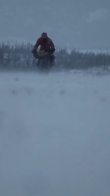 El ciclista Ben Page comprende la importancia de sentirse pequeño y humilde en su viaje en bicicleta por el Ártico canadiense · The Frozen Road