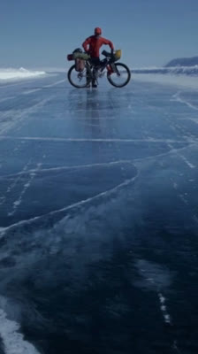 El ciclista Ben Page culmina su aventura en bicicleta por el Ártico canadiense · The Frozen Road