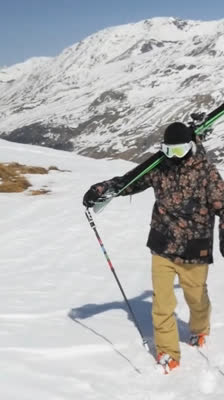Freeride i urban skiing w górskim terenie w Japonii z riderami w stylu backcountry · Cruise Control