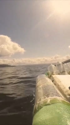 Ken Campbell og kajakkekspedisjonen med en båt av resirkulerte plastflasker i Puget Sound: bevissthet om plastforurensning · Message in a Plastic Bottle