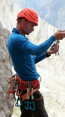 Nina Caprez og Cédric Lachat starter bestigningen av Orbayu-ruten i Picos de Europa · Orbayu