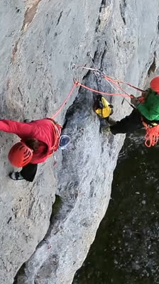 Cédric Lachat og Nina Caprez møter værforholdene på Orbayu-ruten i Picos de Europa · Orbayu