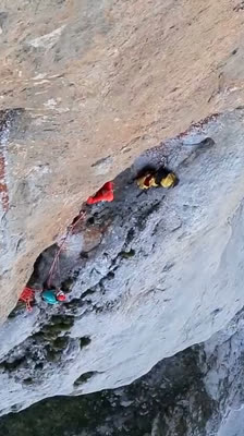 Cédric Lachat og Nina Caprez starter bestigningen av Orbayu-ruten i Picos de Europa · Orbayu