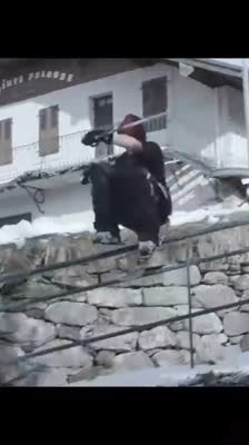 Session de ski sur un rail urbain entre neige et freestyle: Winter Is Strange