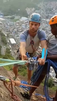 Giovani di Rocinha scalano la via Baden Powell sul Pico Irmão Maior a Rio de Janeiro · Above the Alley, Beneath the Sky