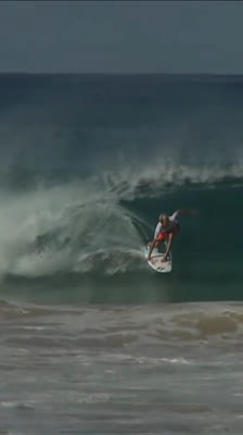 Intergenerasjonell surfing med legender og unge talenter som Kalani Ball, Mark Occhilupo, Tom Curren og Keanu Asing i bølger · Instruments of Change