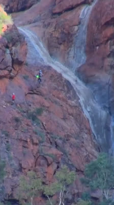 Ben Southall, Luke Edwards y Patrick Kinsella cruzan el desierto australiano hacia el Monte Zeil · Aussie 8