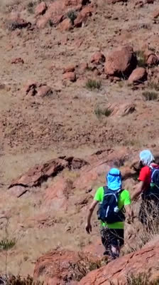 Patrick Kinsella, Luke Edwards y Ben Southall en trail running hacia el Monte Zeil en Australia · Aussie 8
