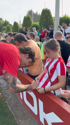 Primer entrenamiento- firmas y mucho cariño de la afición.