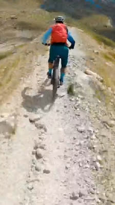 Descenso en mountain bike desde L'Oriondé: Ettore Personnettaz, Shanti Cipolli y Tiziano Mossetti · Mountain Bike in Valle D’Aosta
