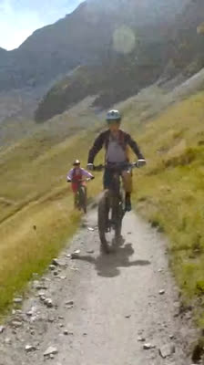 Ciclismo de montaña en Courmayeur con Ettore Personnettaz y Jenny Ferrod · Mountain Bike in Valle D’Aosta
