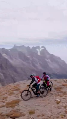 Descenso en bicicleta de montaña por Courmayeur con Ettore Personnettaz y Jenny Ferrod · Mountain Bike in Valle D’Aosta