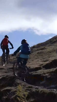 Subida de bicicleta elétrica até Punta Chaligne com Ettore Personnettaz e Nehuen Truc · Mountain Bike no Vale de Aosta