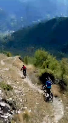 Descida de bicicleta de montanha a partir de Punta Chaligne com Ettore Personnettaz e Nehuen Truc · Mountain Bike no Vale do Aosta